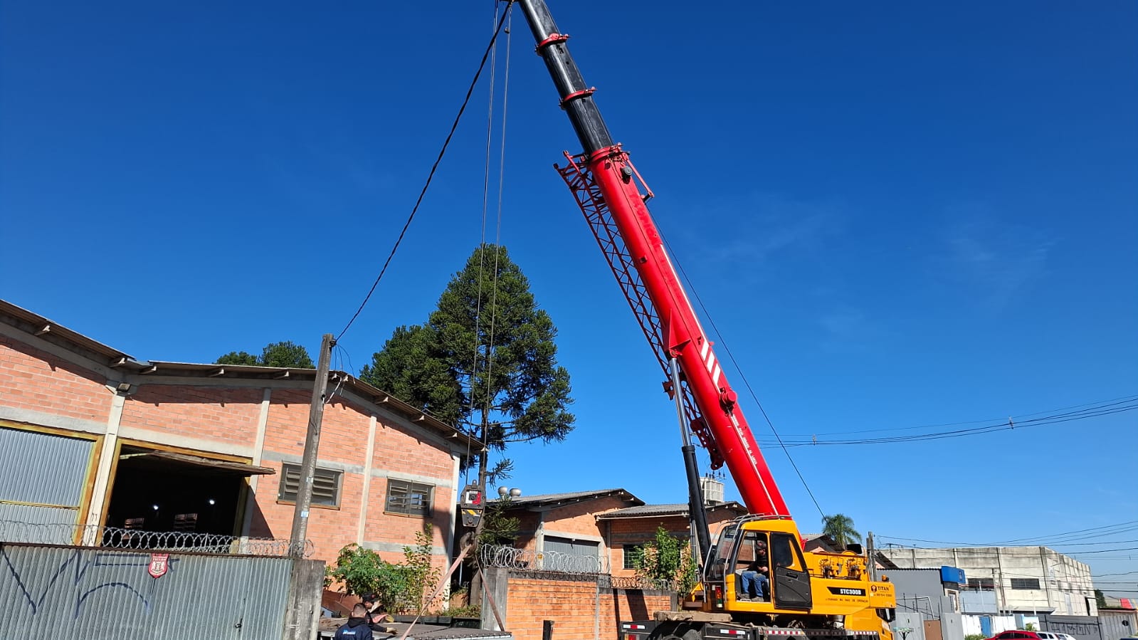 Guindastes e munck Titan em operação